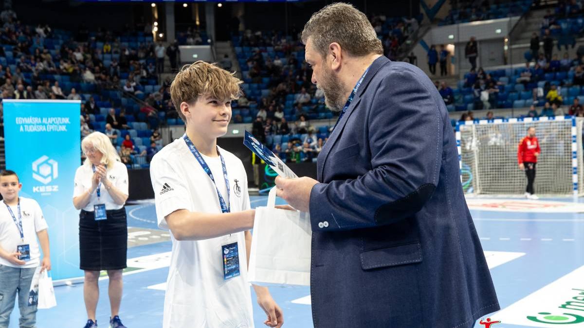 Fiatal kézilabdás tehetségeket díjazott a KÉSZ Csoport