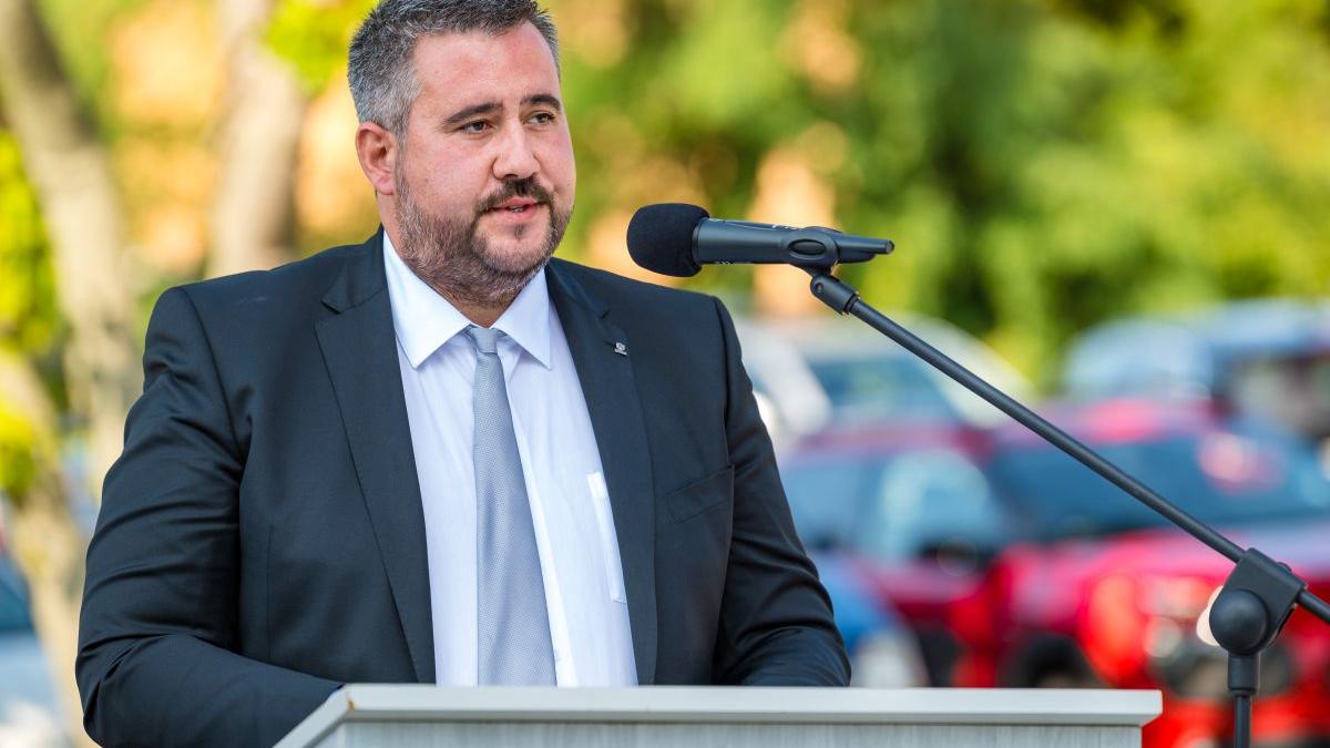 The cooperation agreement on the facade design training to be organized with the professional support of KÉSZ Metaltech Kft. was signed in a ceremony