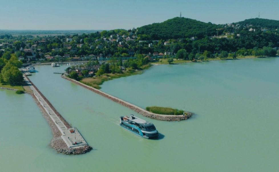 Új hajóállás és megújult környezet a Dél-Balaton legforgalmasabb személyhajó-kikötőjében